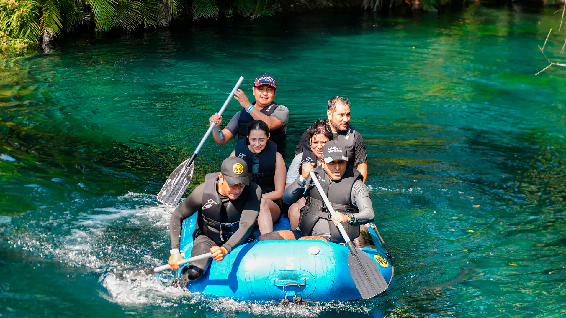 Navega en río en las estacas