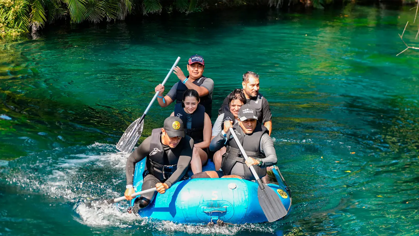 Navega en río en las estacas